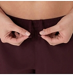 (EU) Шорты женские Asics Core Split, Красные (XL)